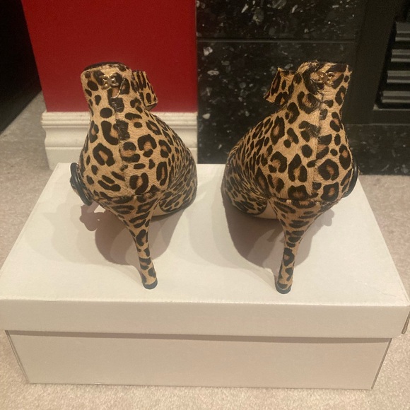 Sam Edelman Leopard Print Shoe (Adjustable Buckle Strap) & Stiletto Heel - Picture 3 of 5
